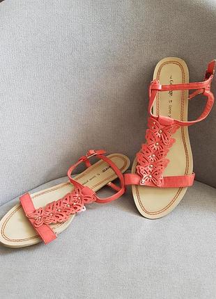 Легкі босоніжки рожевого кольору