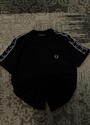 Футболка fred perry на лампасах