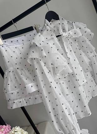 Костюм білий шифоновий легкий літній сорочка пишна з рюшами принт сердечка чорні та спідниця
