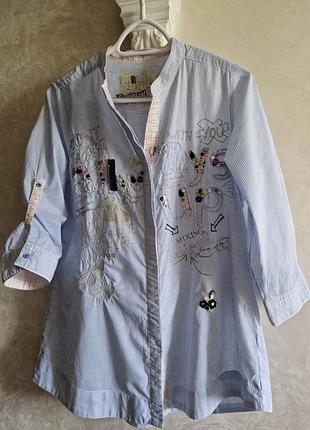 Блакитна сорочка у смужку з декором desigual