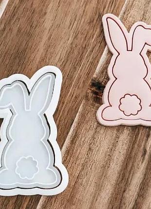 Кролик за печаткою та формою для печива