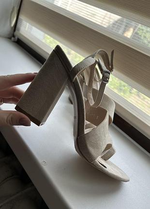 Шикарні босоніжки