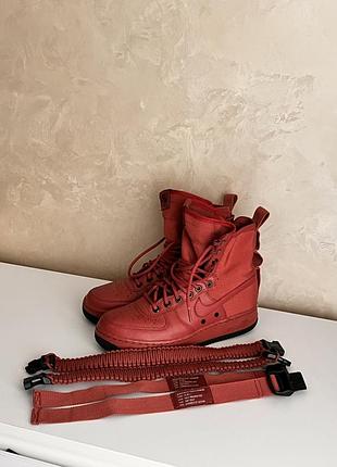 Червоні кросівки nike air force 1 sf af1