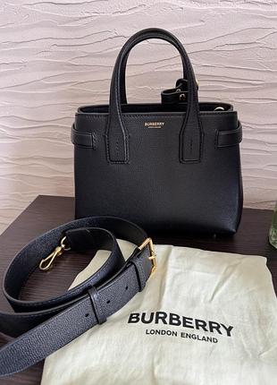 Черная кожаная сумка известного бренда burberry