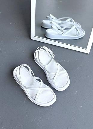 Женские белые кожаные шлепанцы с ремешком