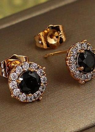 Серьги гвоздики  xuping jewelry  черный камень в ободке из фианитов 9 мм золотистые