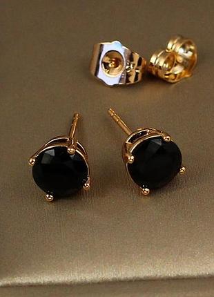 Серьги гвоздики xuping jewelry с черным камнем на четыре крепления 7 мм золотистые