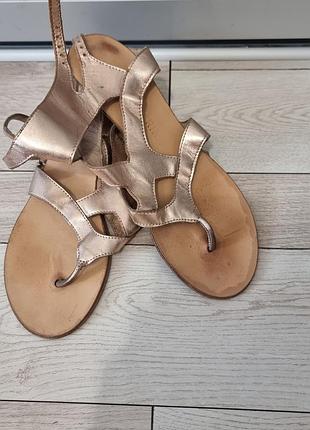 Золотые босоножки