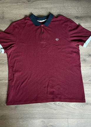 Чоловіча футболка fred perry з коротким рукавом та коміром-поло бордового кольору