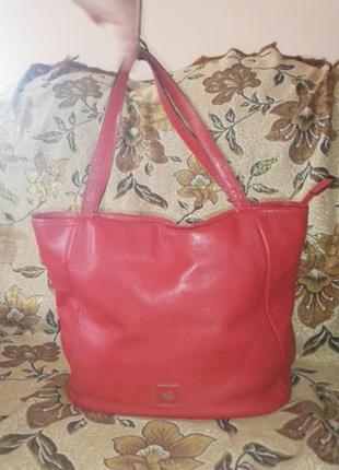 Сумка ynot кожаная, красного цвета с двумя ручками, закрывается на молнию