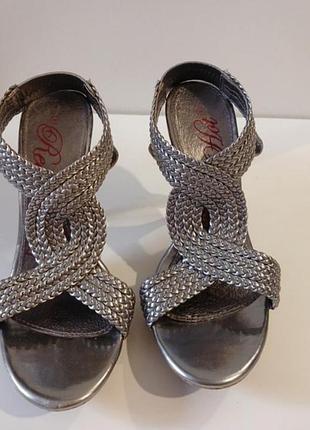 Босоножки женские, размер 38 
новые
хорошее качество 
стельки кожа