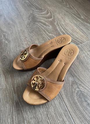 Шкіряні босоніжки мюлі на платформі tory burch selma