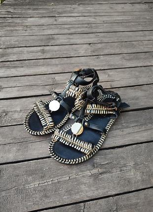 Гарні босоніжки river island