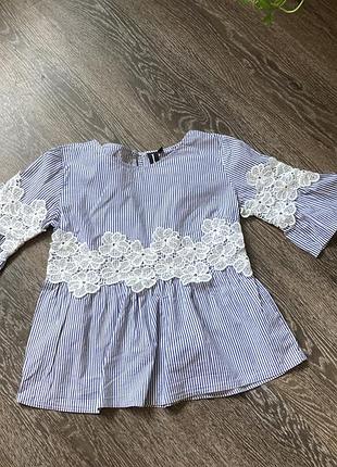 Блуза з мереживом в синю смужку