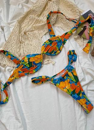 Яскравий купальник в квітковому принті