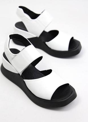 Білі шкіряні босоніжки на танкетці