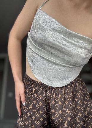 Яскравий  блискучий топ з відкритою спиною