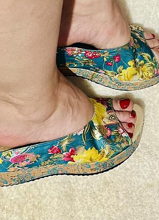 Босоніжки шльопанці текстильні в квітковий принт з корковою платформою anabell (іспанія)