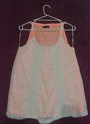 Яскравий топ з мереживом