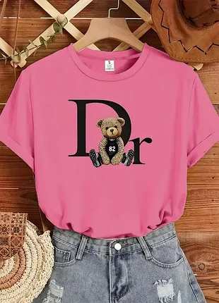Женская футболка с короткими рукавами - графический принт "dr и медведь",