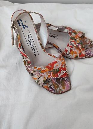 Красиві лаковані босоніжки на каблучку peter kaiser