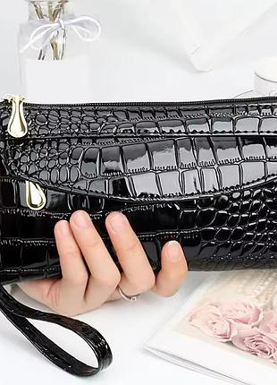 Зручний лакований гаманець клатч