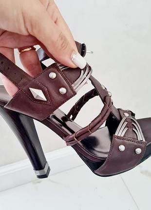 Босоніжки сандалі guess