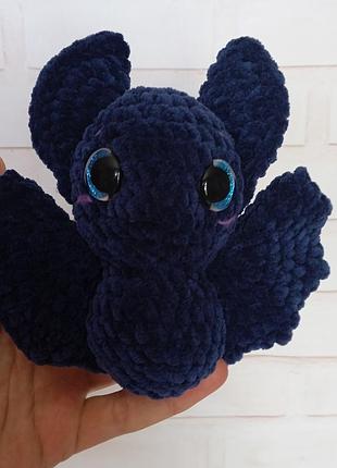 Игрушка вязаная плюшевая летучая мышь с блестящими глазами ручной работы
