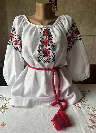 Фантастична жіноча вишиванка ручної роботи з вишивкою хрестиком і червоним поясом на талії ♥