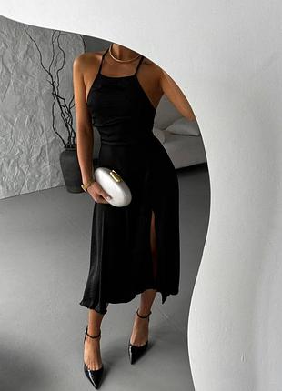 Жіноча сукня на шнурівці з розрізом на нозі