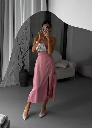 Жіноча сукня на шнурівці з розрізом на нозі