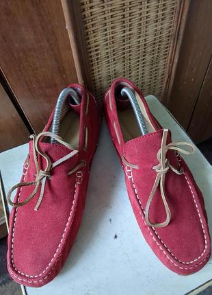 Кожаные мокасины красного цвета от известного бренда.