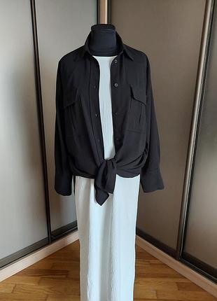 Черная рубашка оверсайз женская h&amp;m с накладными карманами и закругленными боковыми швами
