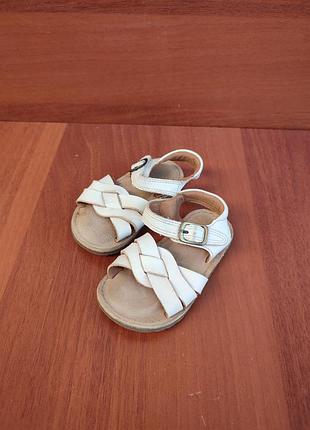 Білі шкіряні босоніжки next