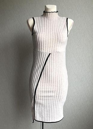 Мʼяка сукня в рубчик з коміром