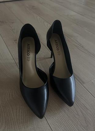 Чорні лодочки на шпильці