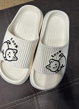 Білі шльопанці