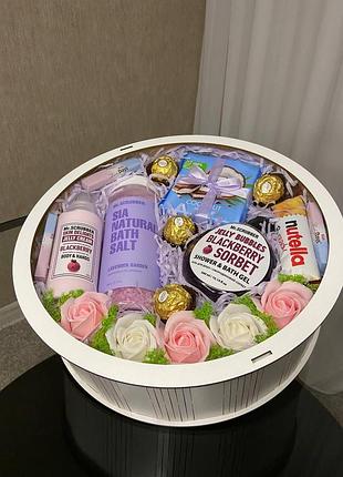 Подарунковий бокс для жінки 30×10 см – косметика mr. scrubber, сіль для ванни, солодощі, квіти