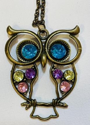 Підвіска зі вставками каменів на ланцюжку. совушка