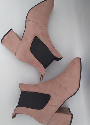 Чоботи жіночі