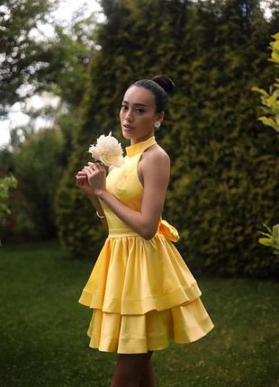 Святкова сукня коротка міні жовта лимонна з відкритою спиною без рукавів пишна атласна сатинова