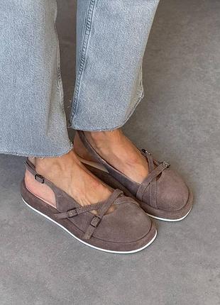 Коричневі натуральні замшеві босоніжки слінгбеки з закритим носом на товстій підошві замша