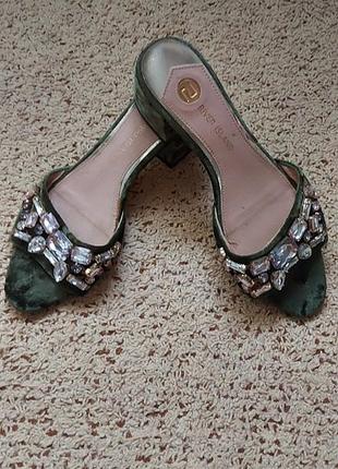 Продам стильные шлепанцы с камушками