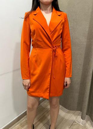 Яскраве платтячко від missguided з дуже гарною спинкою