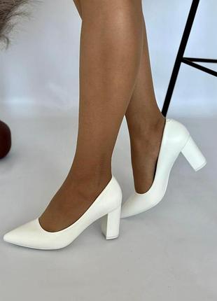 Жіночі білі туфлі лодочки на зручному підборі