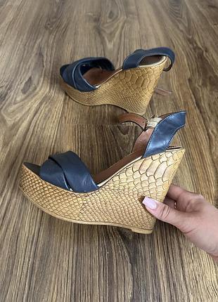 Жіночі босоніжки на танкетці