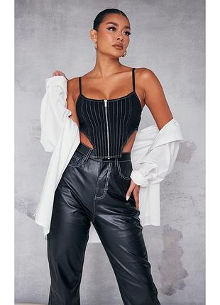 Prettylittlething чорний укорочений топ на блискавці з контрастним стібком розмір 38