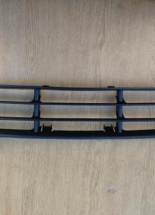 Решітка бампера центральна в бампер 97-04рр бора bora