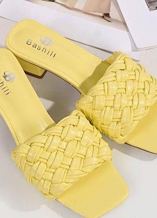 В трех цветах