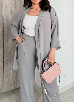 Классный брючный костюм широкие брюки и кардиган накидка с поясом, дворце